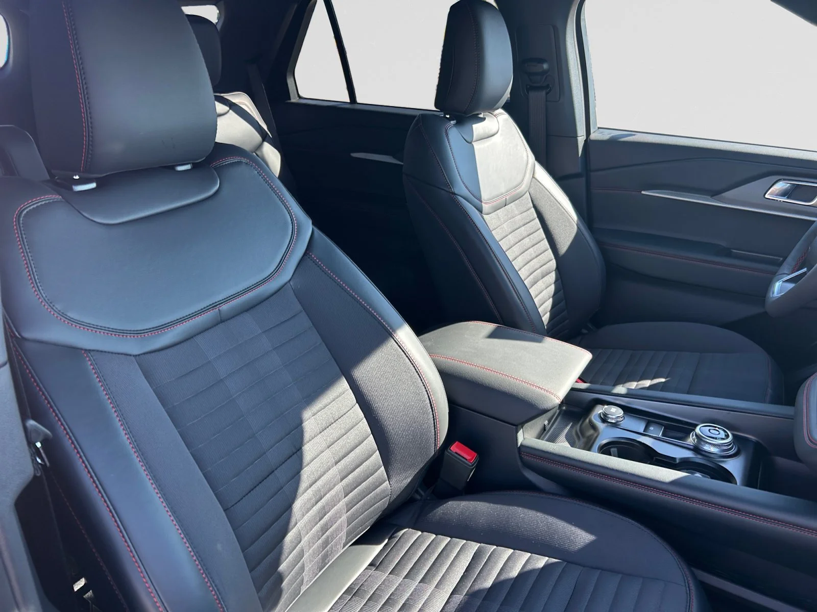 New 2027 Agate Black Metallic Ford ST-Line image 12