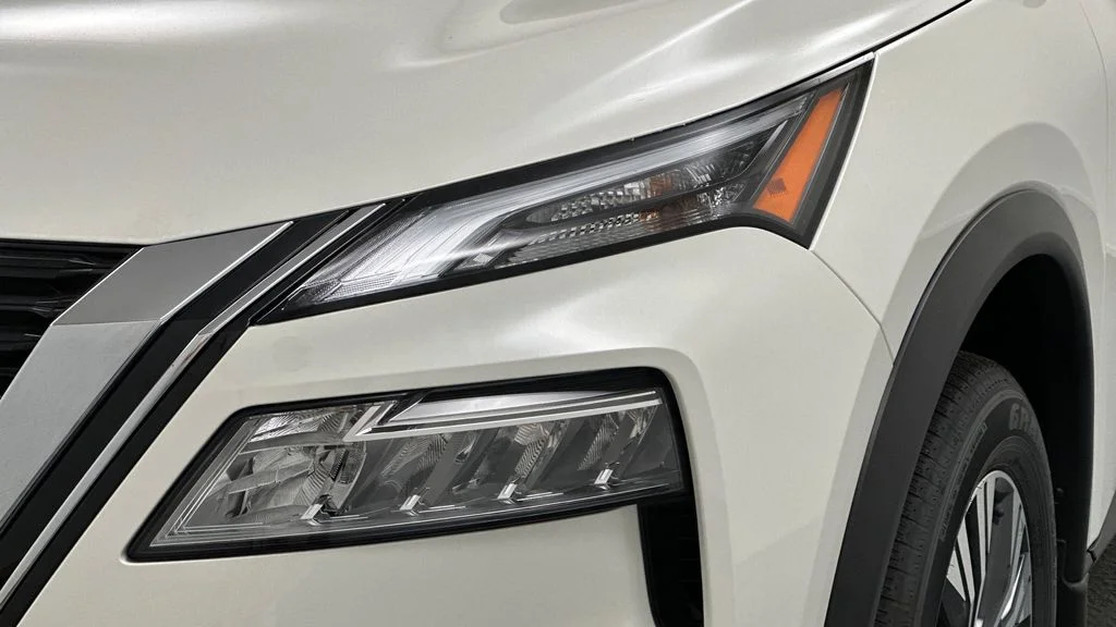 Used 2023 White Nissan SV image 28