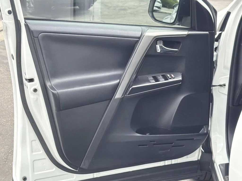 Used 2016 SUPER WHITE Toyota SE image 18