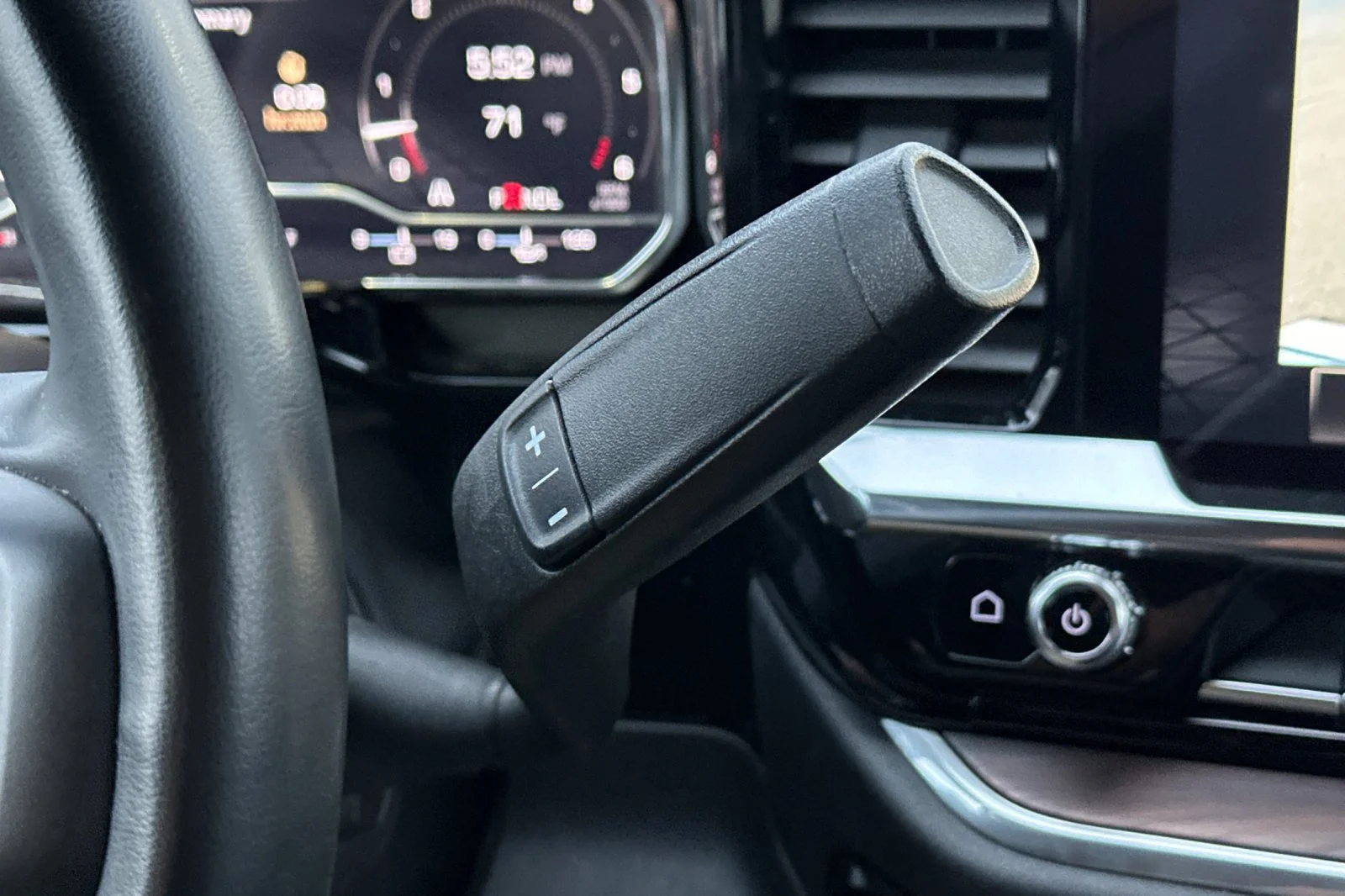 Used 2025 Summit White GMC SLT image 21