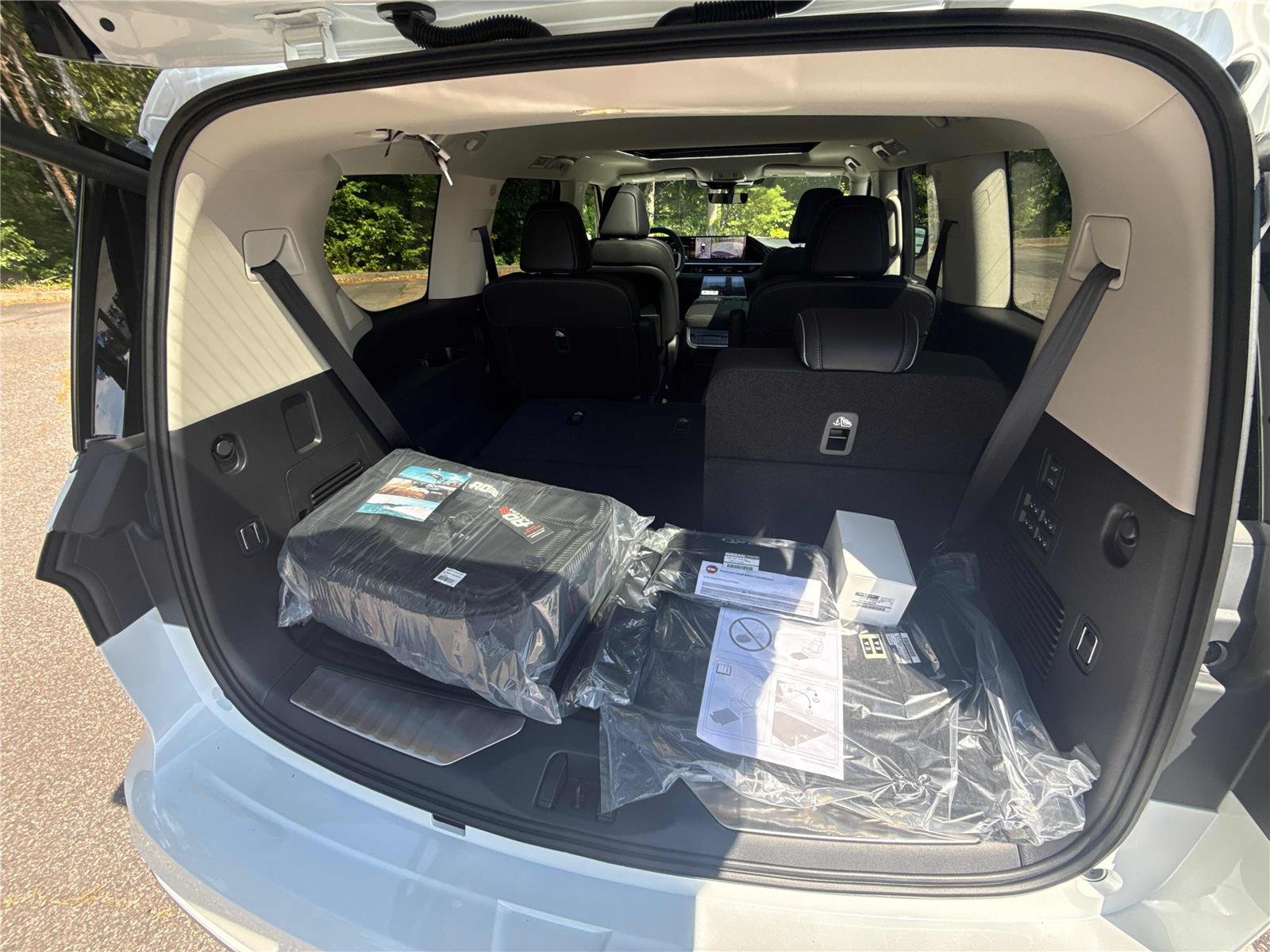 New 2026 RADIANT WHITE INFINITI Luxe 4WD image 31