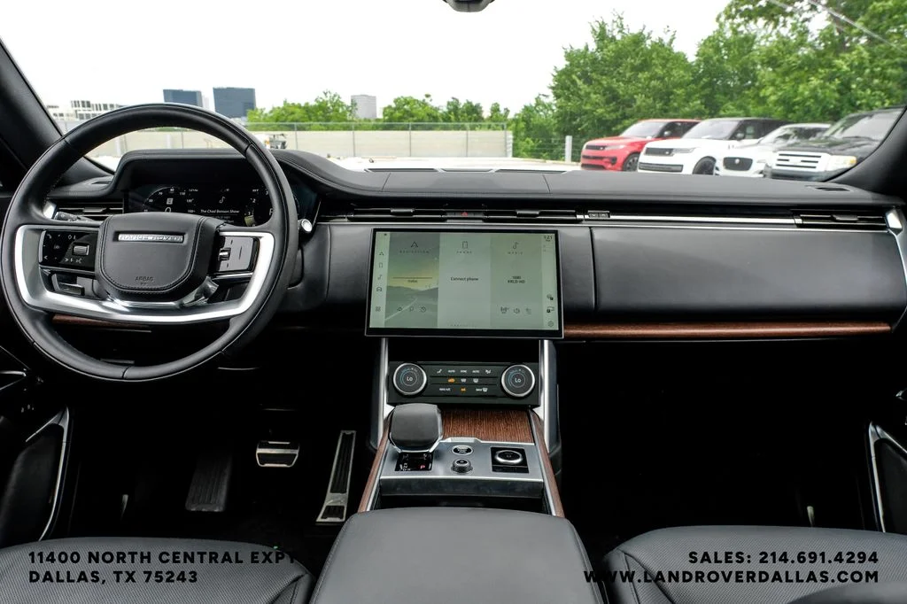 Used 2023 Grey Land Rover SE image 13