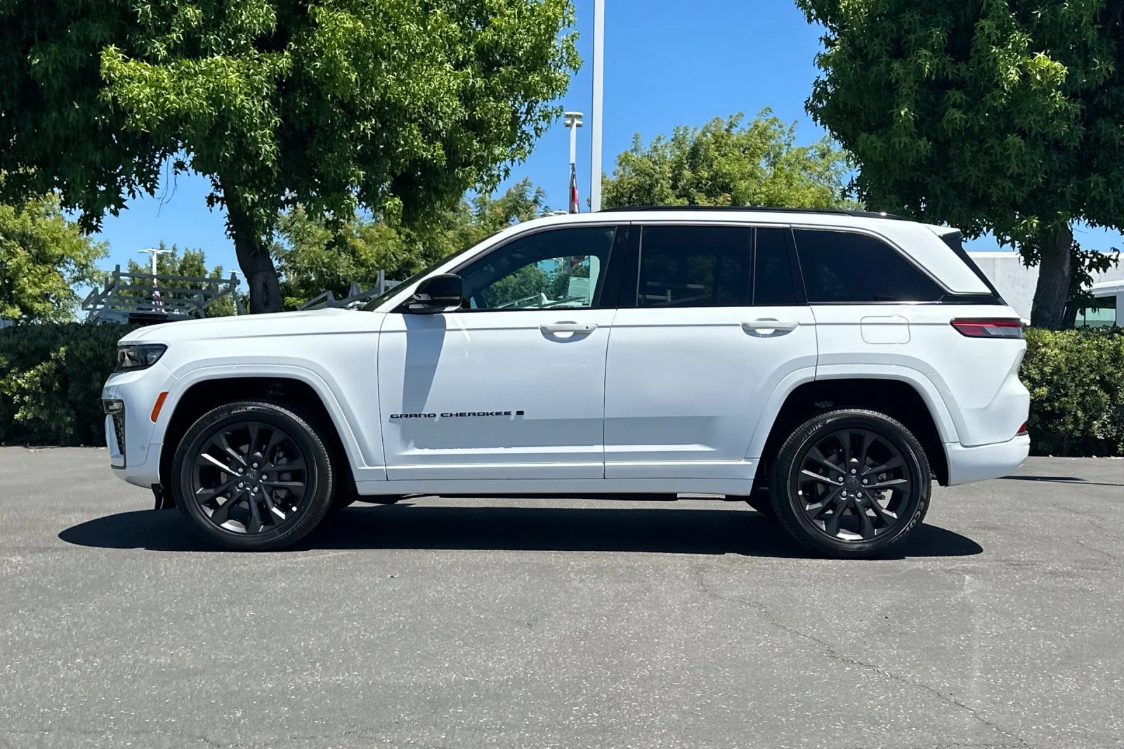 New 2026 Bright White Clear-Coat Exterior Paint Jeep Limited Reserve image 7