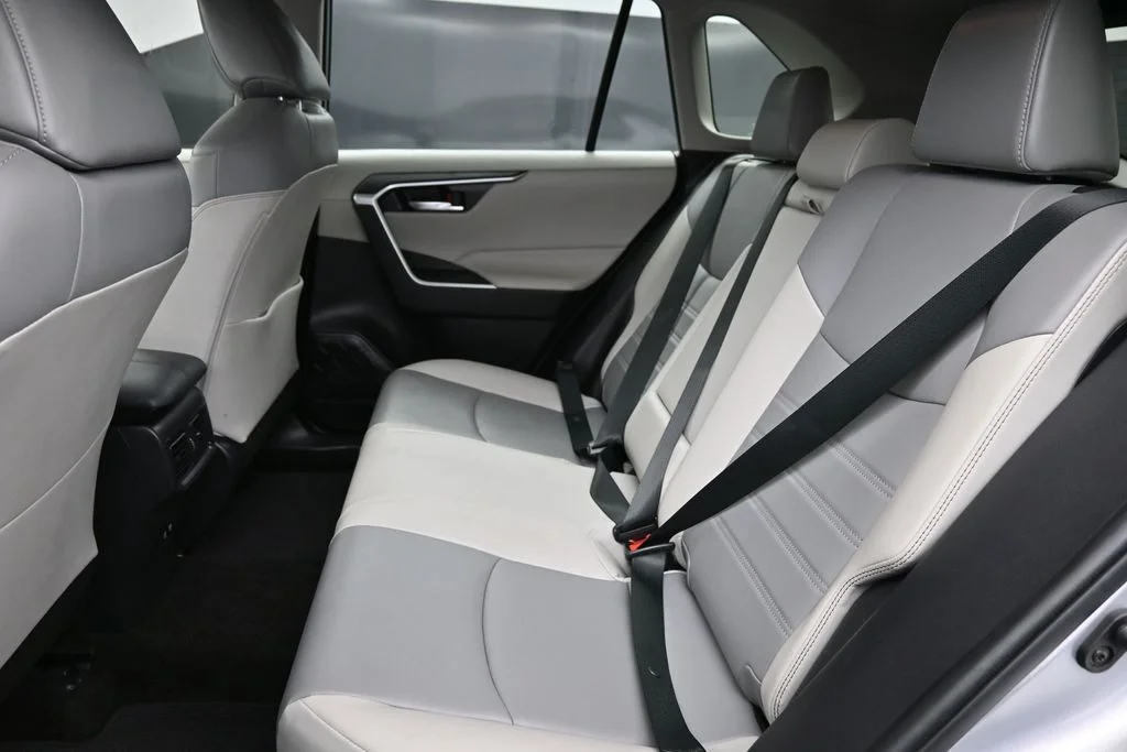 Used 2020 Silver Toyota XLE Premium image 29