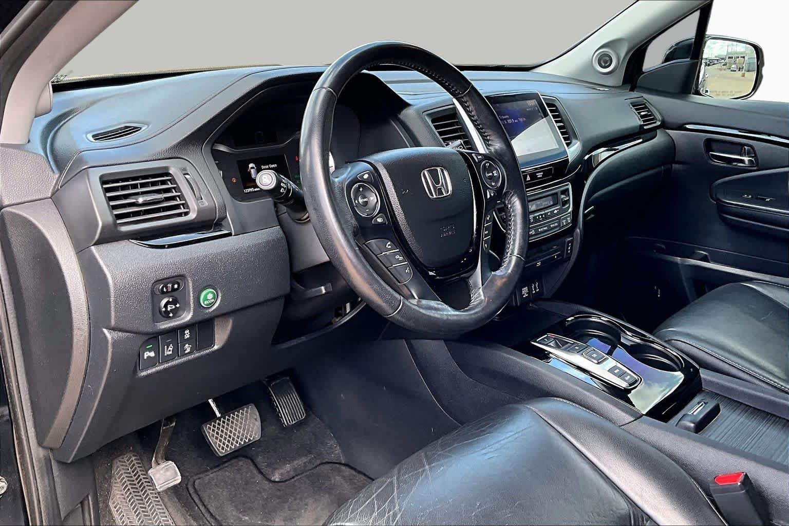 Used 2016 Crystal Black Pearl Honda Touring image 17
