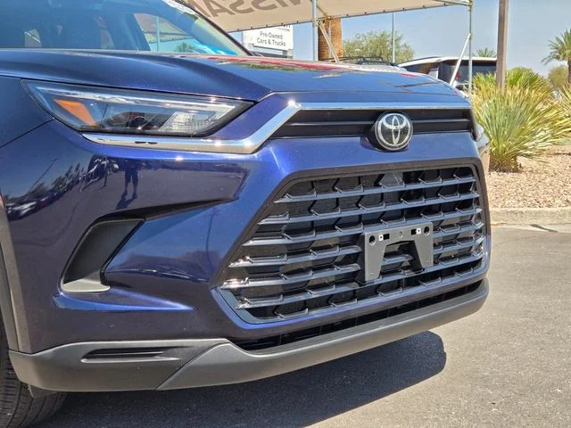 Used 2025  Toyota XLE image 2