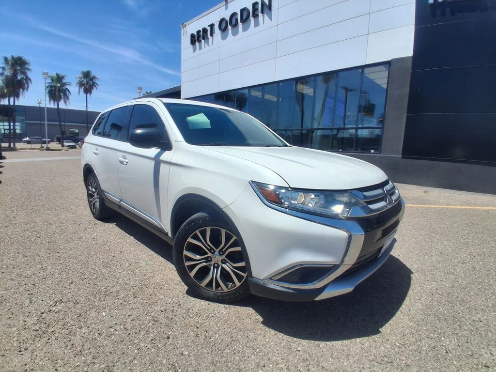 Used 2017  Mitsubishi ES image 1