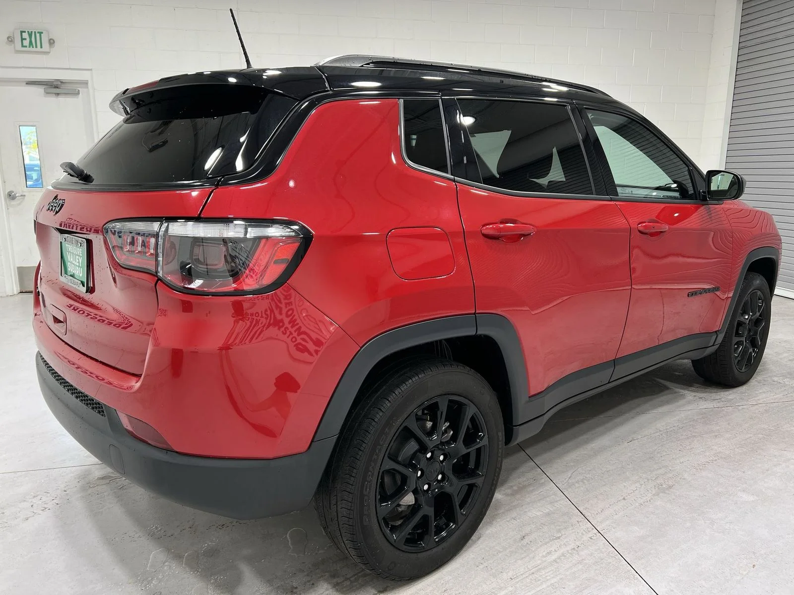 Used 2023 Red Jeep Latitude image 8