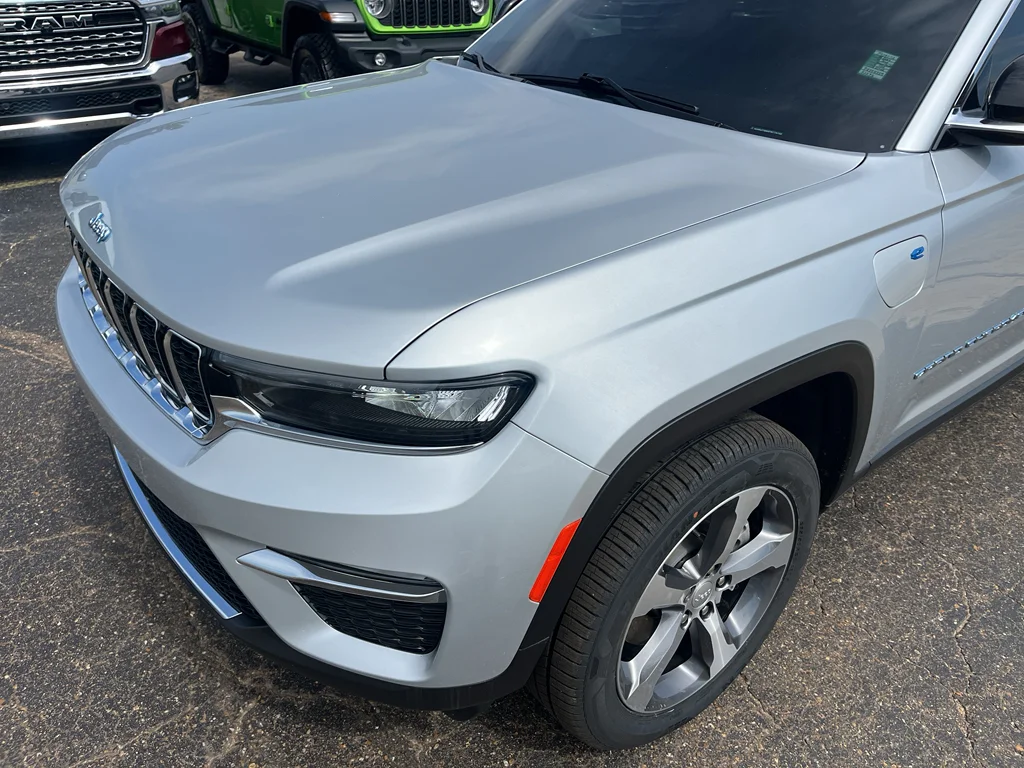 Used 2023 Silver Zynith Jeep 4xe image 9