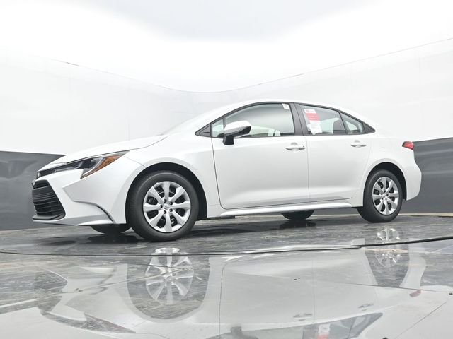 Used 2025 Wind Chill Pearl Toyota LE image 25
