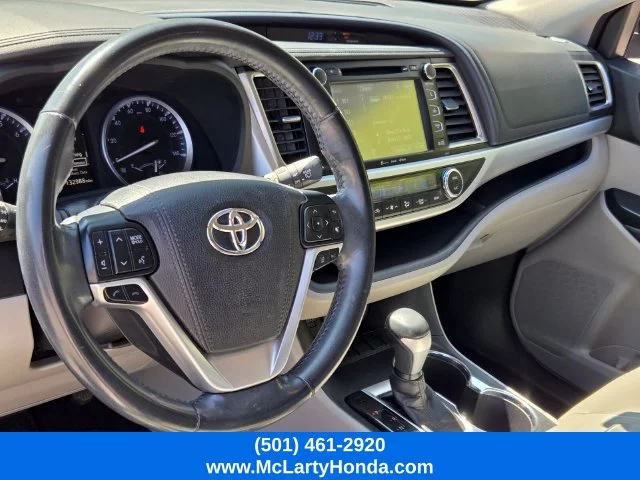 Used 2018 Blizzard Pearl Toyota XLE image 9