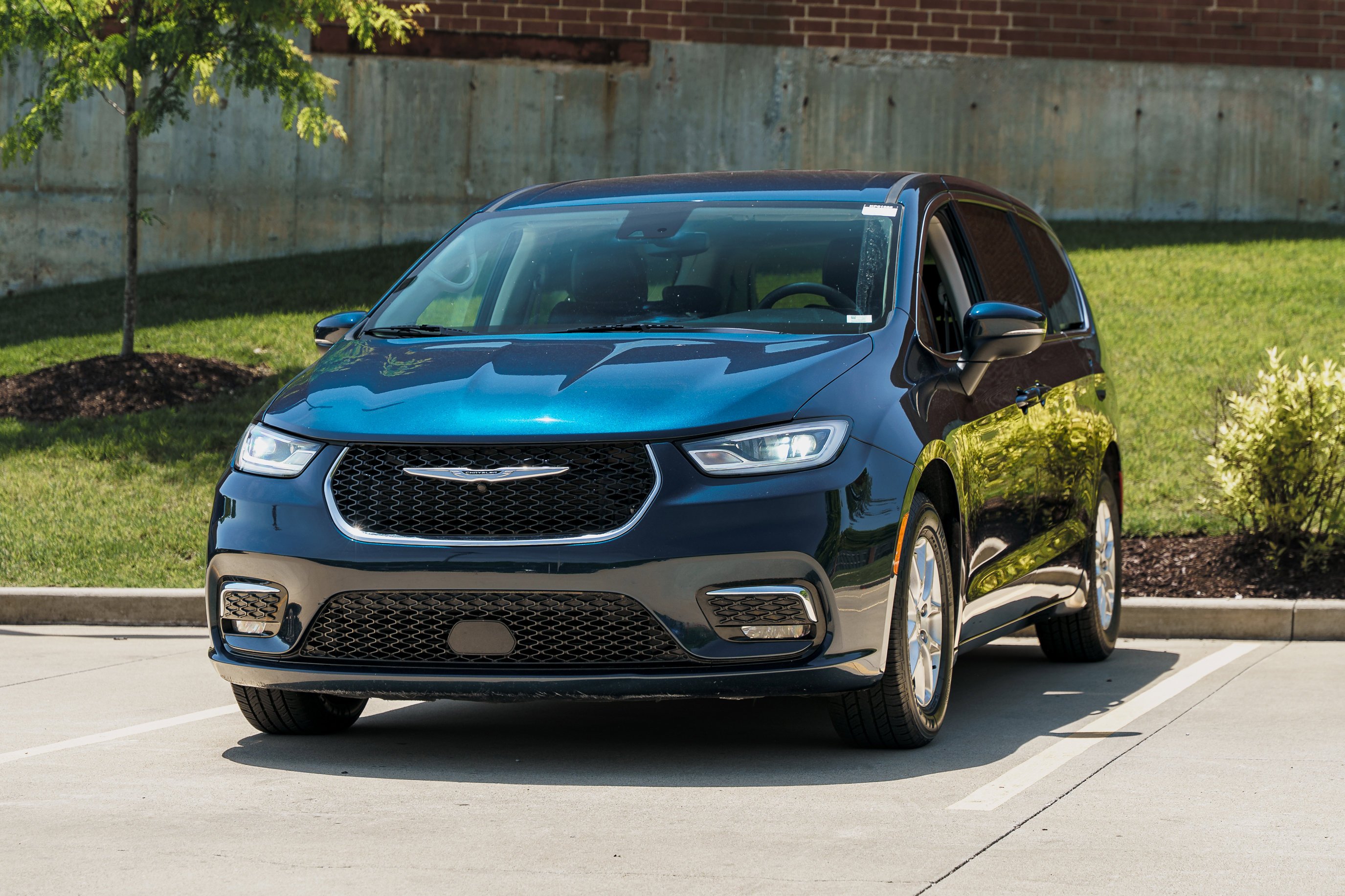 Used 2023 Fathom Blue Pearlcoat Chrysler Touring L image 7