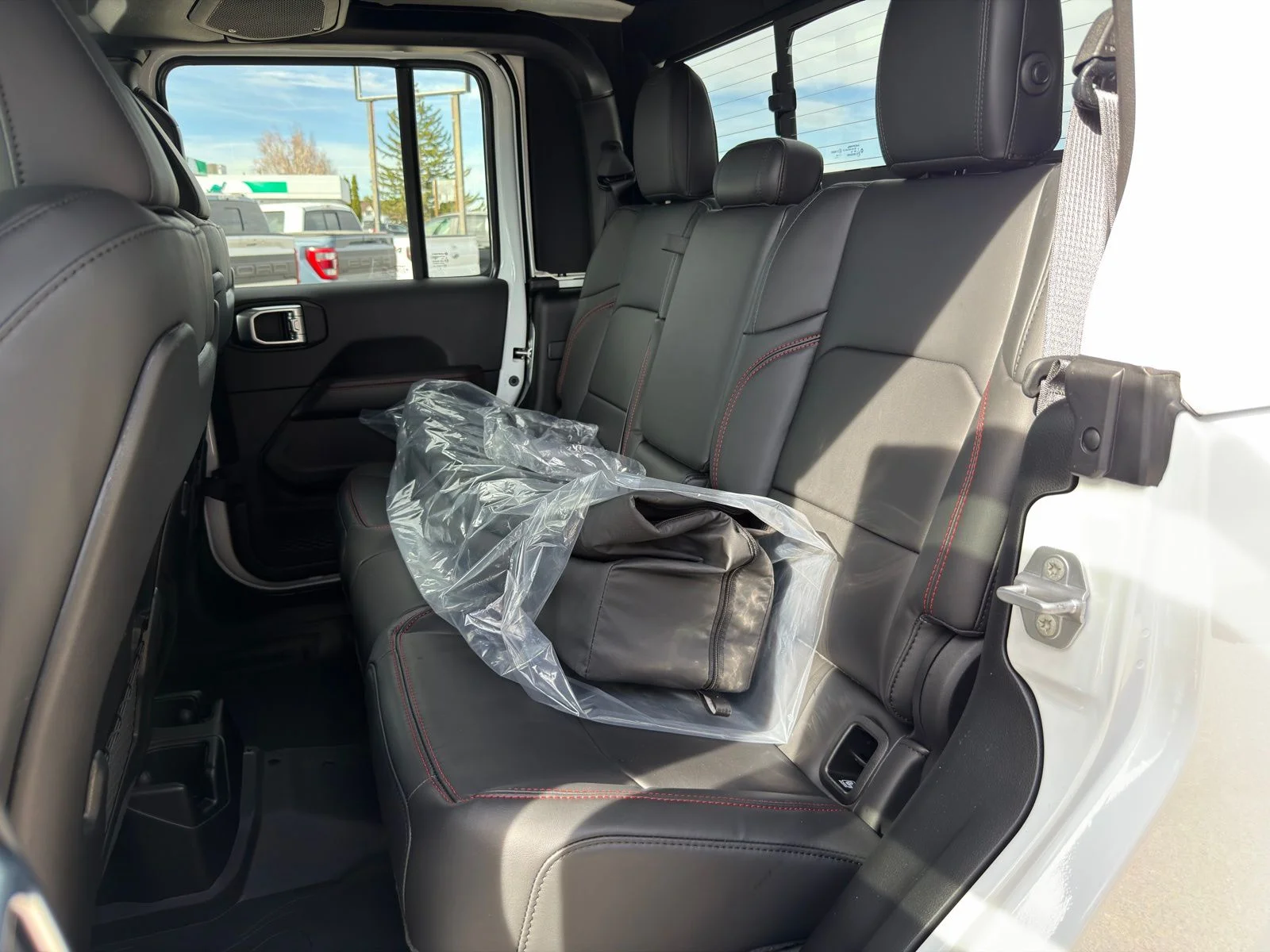 New 2026 Bright White Clear-Coat Exterior Paint Jeep Rubicon X image 30