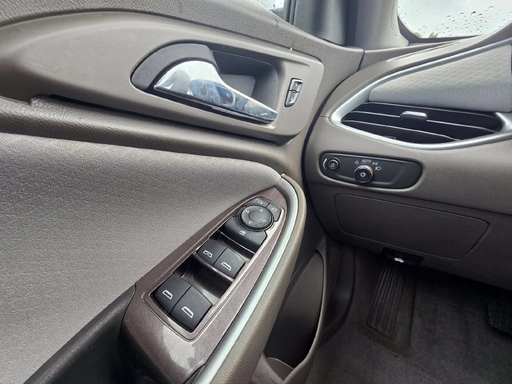 Used 2023 STERLING GRAY METALLIC Chevrolet LT image 17