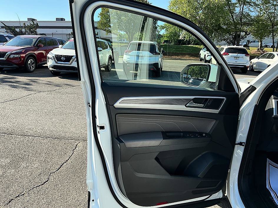 Used 2022 Pure White Volkswagen 3.6L V6 SE w/Technology image 11