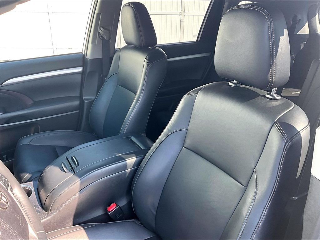 Used 2019 Celestial Silver Metallic Toyota XLE image 9
