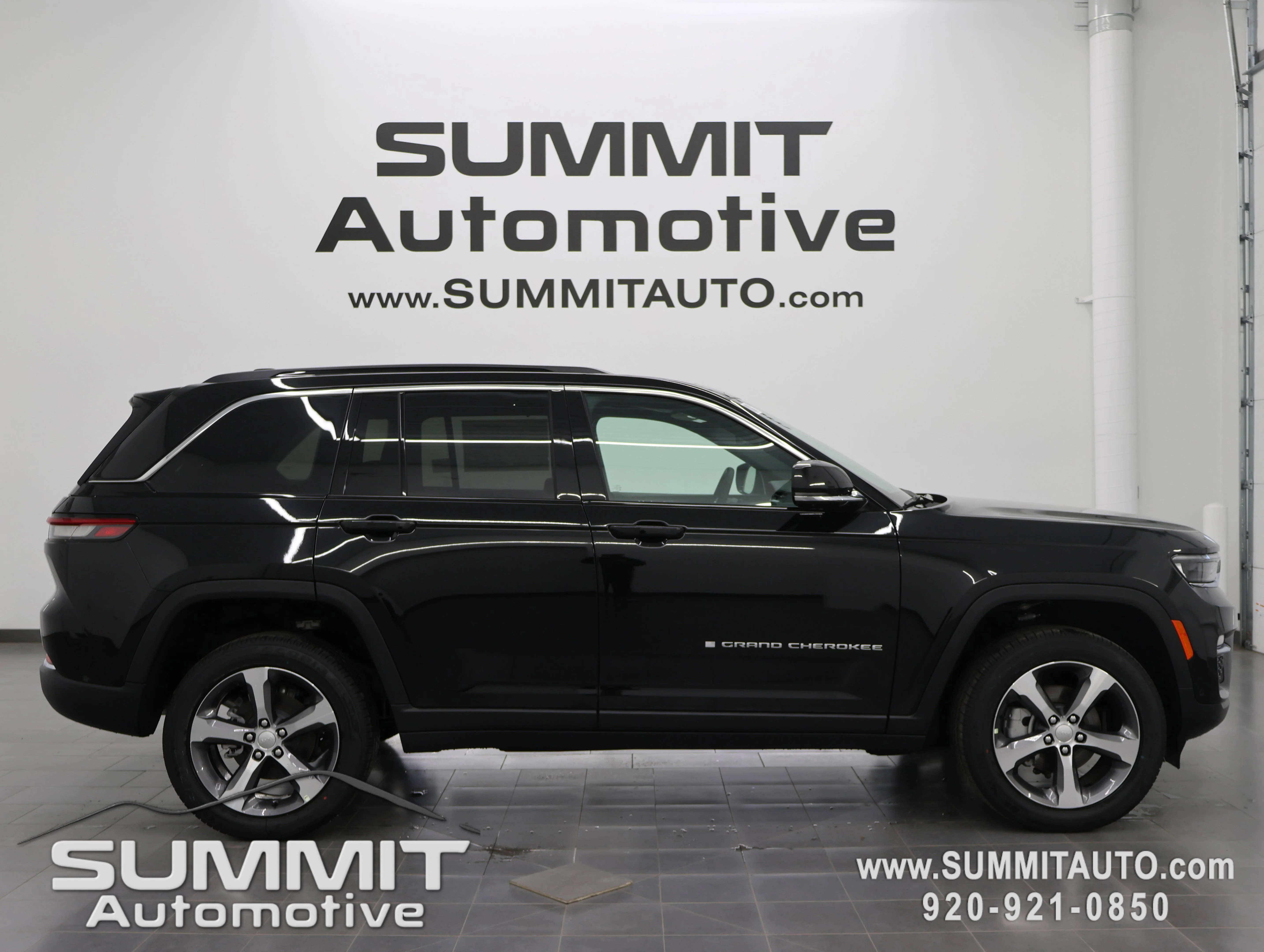 New 2025 Diamond Black Crystal Pearl-Coat Exterior Paint Jeep Limited image 1
