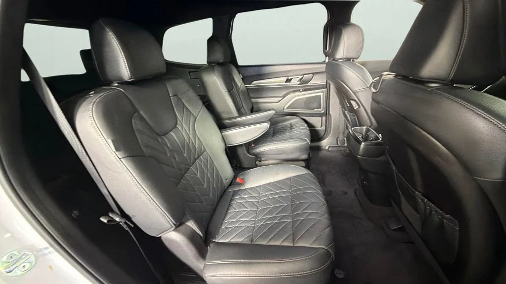 Used 2025 White Kia EX X-Line image 32