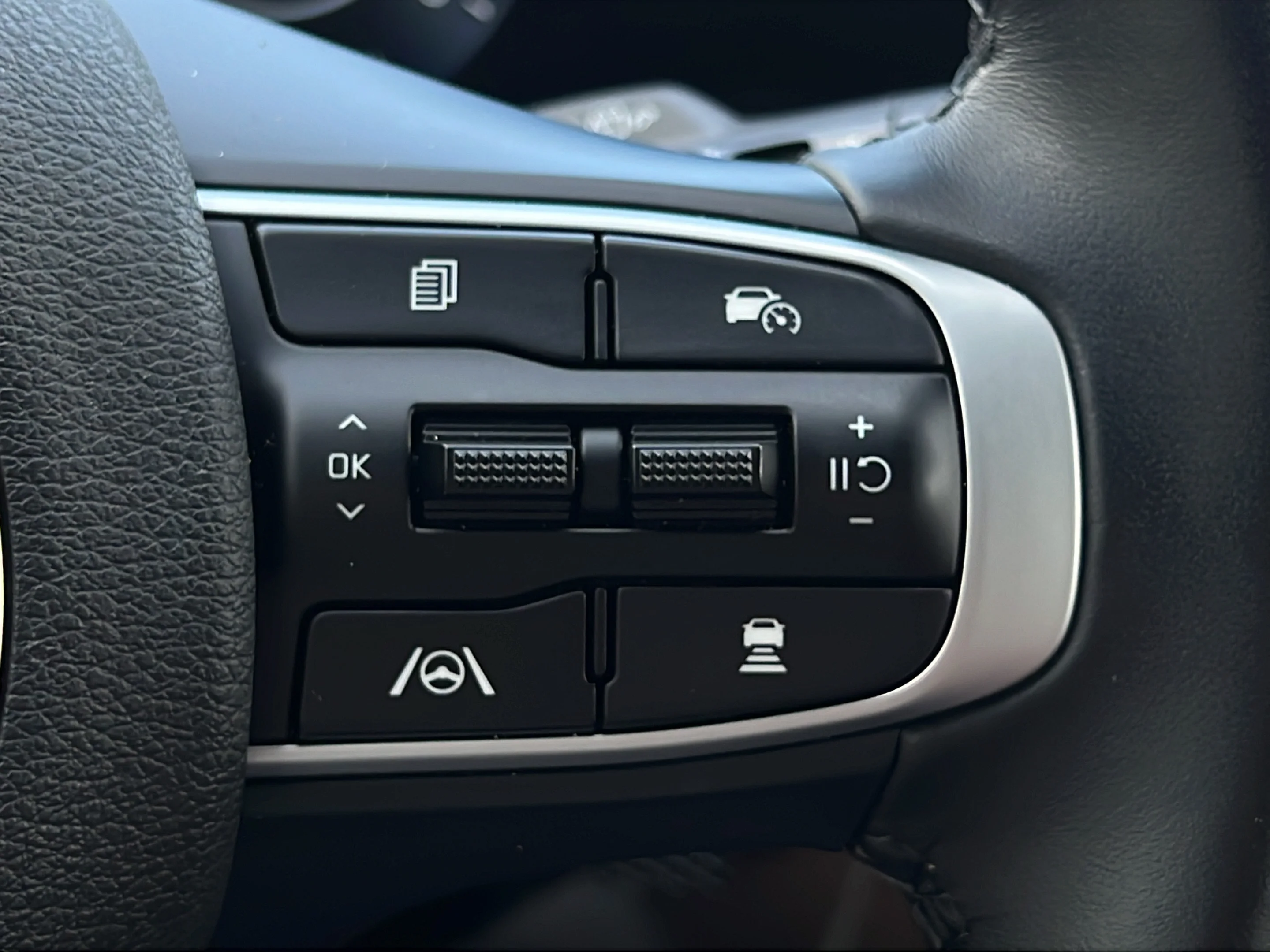 Used 2023 Wolf Gray Kia SX-Prestige image 22