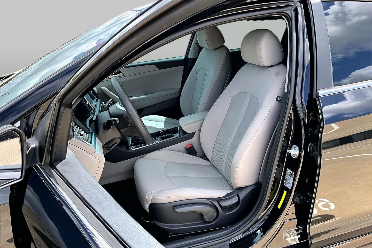 Used 2019 Phantom Black Hyundai SE image 6