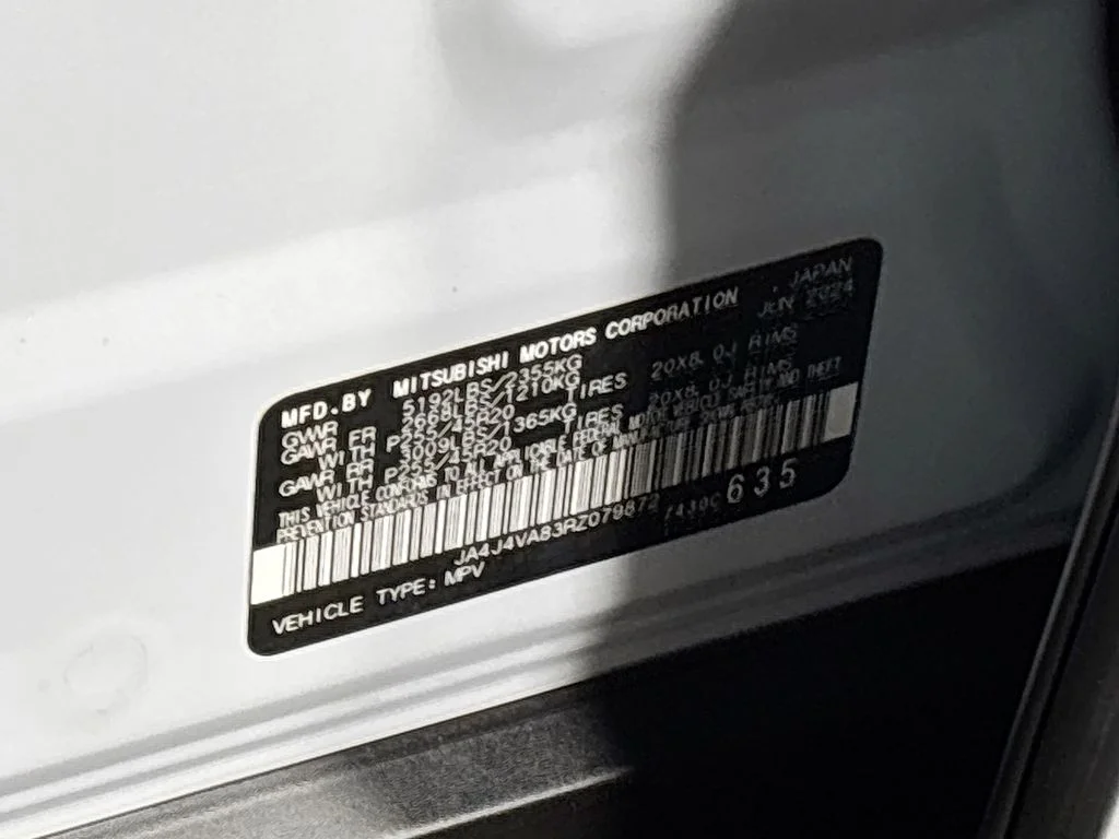 Used 2024 White Mitsubishi SE image 25