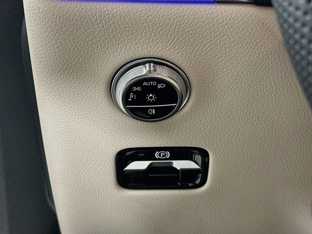 New 2027 MANUFAKTUR Moonlight White Metallic Mercedes-Benz GLC 350e image 44
