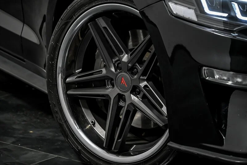 Used 2018 Shadow Black Ford GT Premium image 3