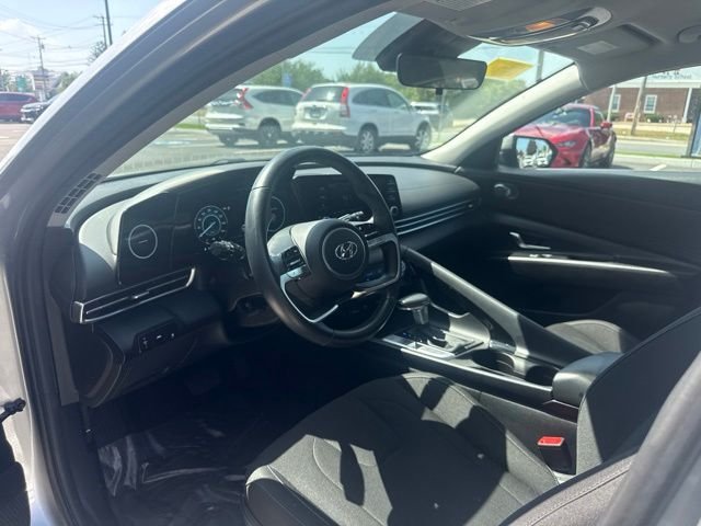 Used 2022 Shimmering Silver Pearl Hyundai SEL image 9