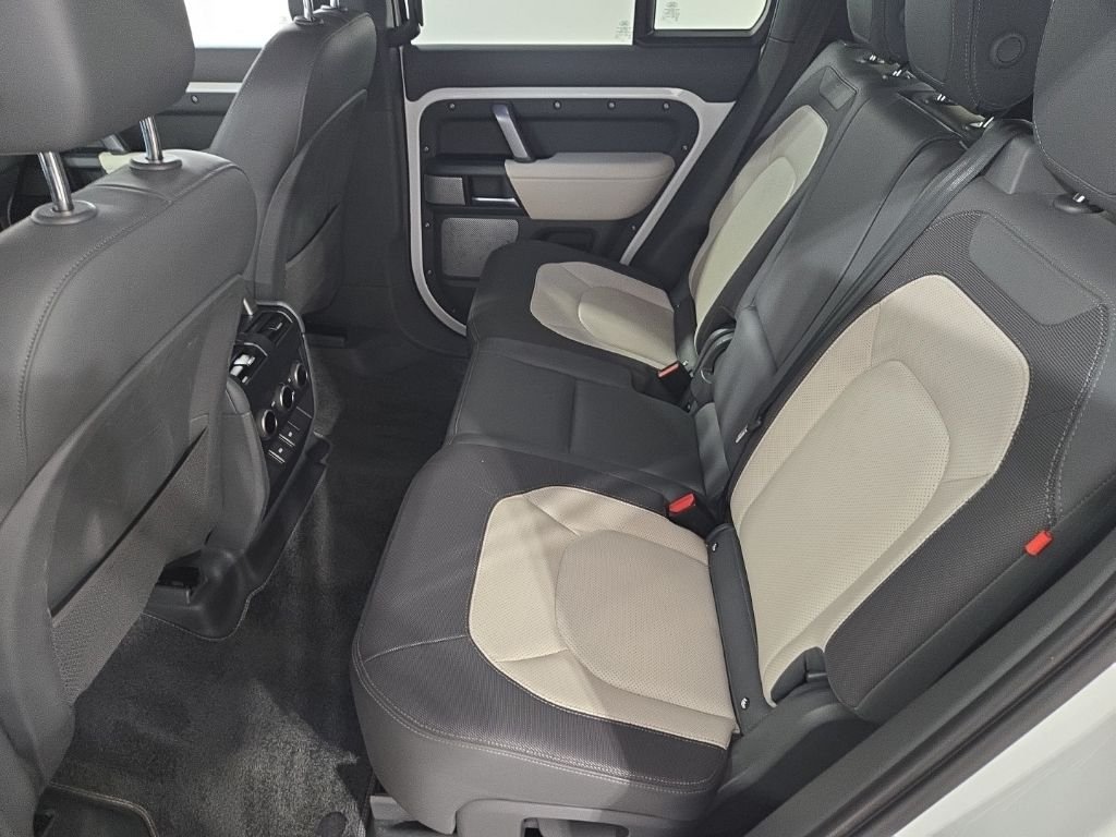 Used 2023 Fuji White Land Rover X-Dynamic SE image 25