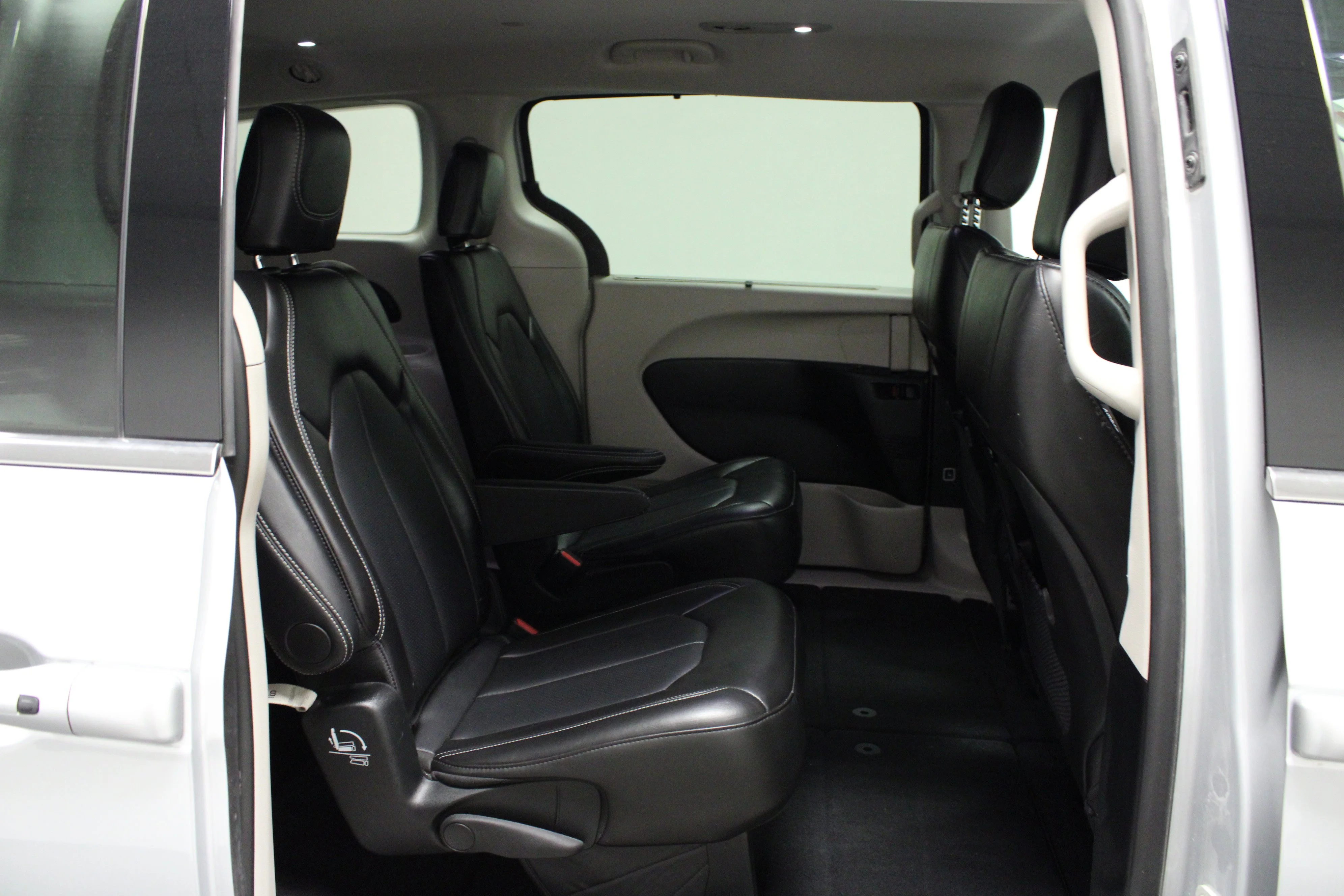 Used 2024 Silver Mist Clearcoat Chrysler Touring L image 16