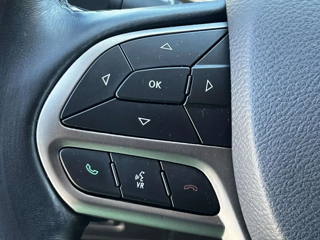 Used 2019 Granite Crystal Metallic Clearcoat Jeep Latitude Plus 4x4 image 28