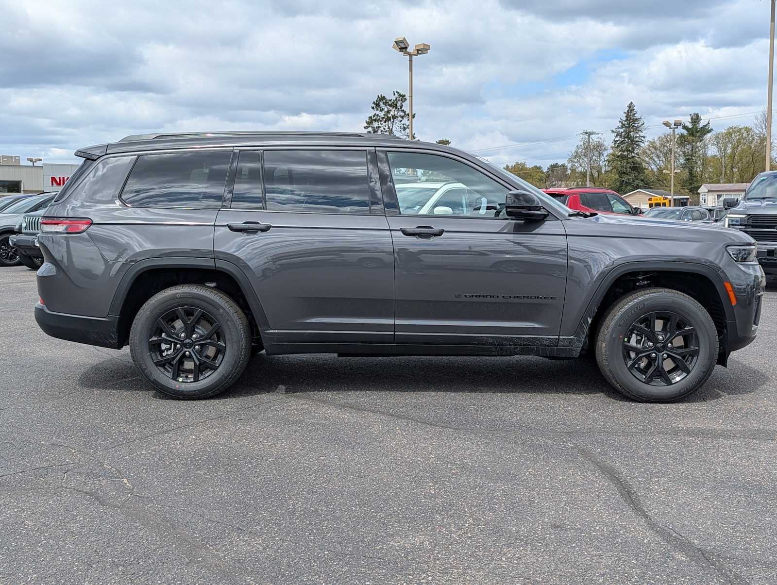 New 2026 Baltic Gray Metallic Clear-Coat Exterior Paint Jeep Laredo Altitude image 8