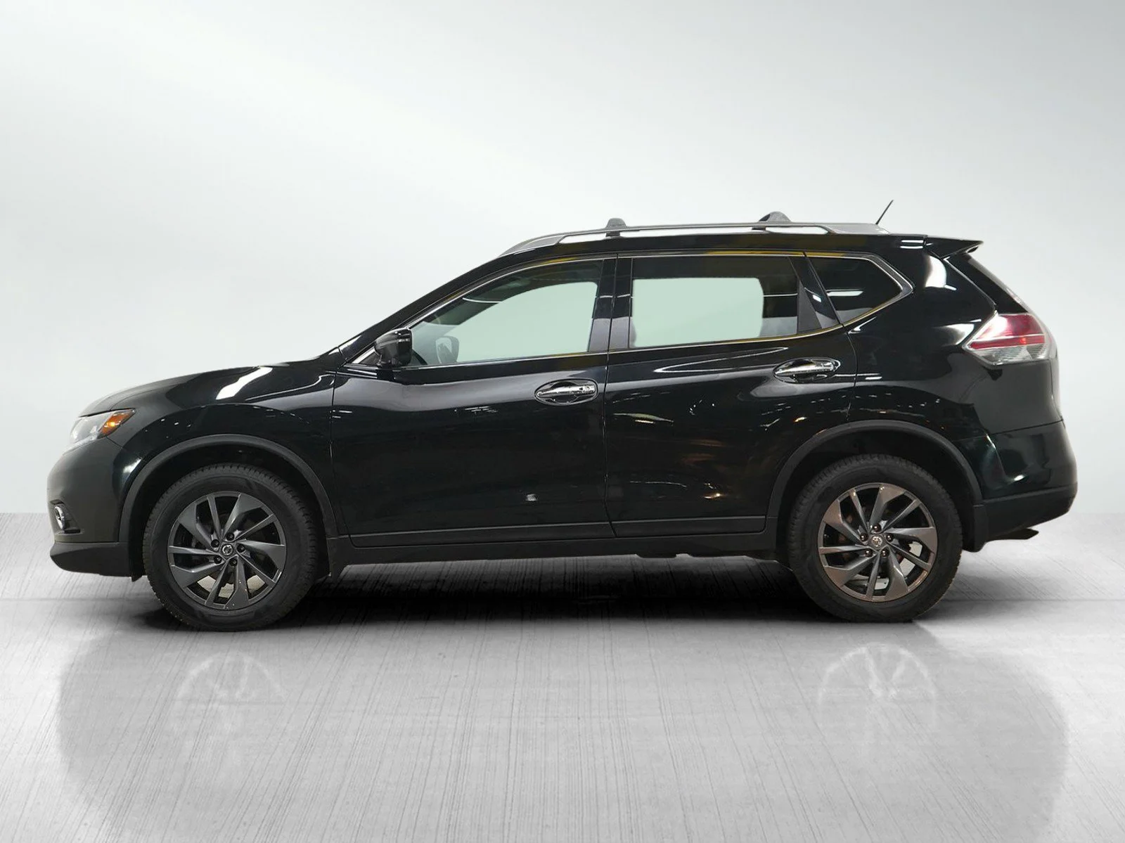 Used 2016 Nissan Rogue SL with VIN 5N1AT2MV8GC835944 for sale in Burnsville, Minnesota