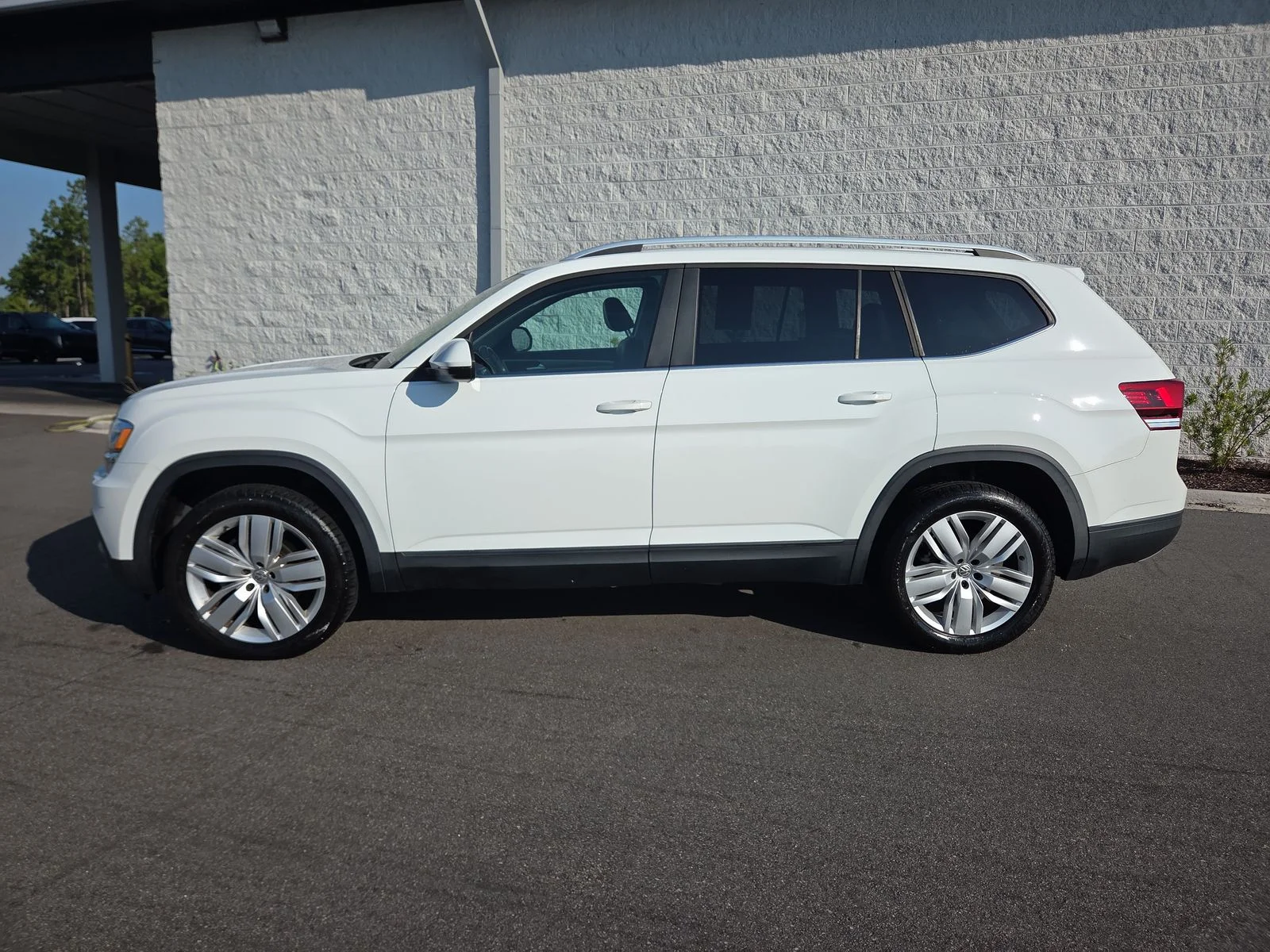 Used 2019 Pure White Volkswagen 2.0T SE w/Technology image 2