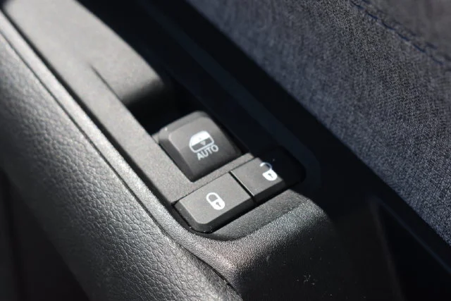 Used 2022 White Jeep Latitude image 18
