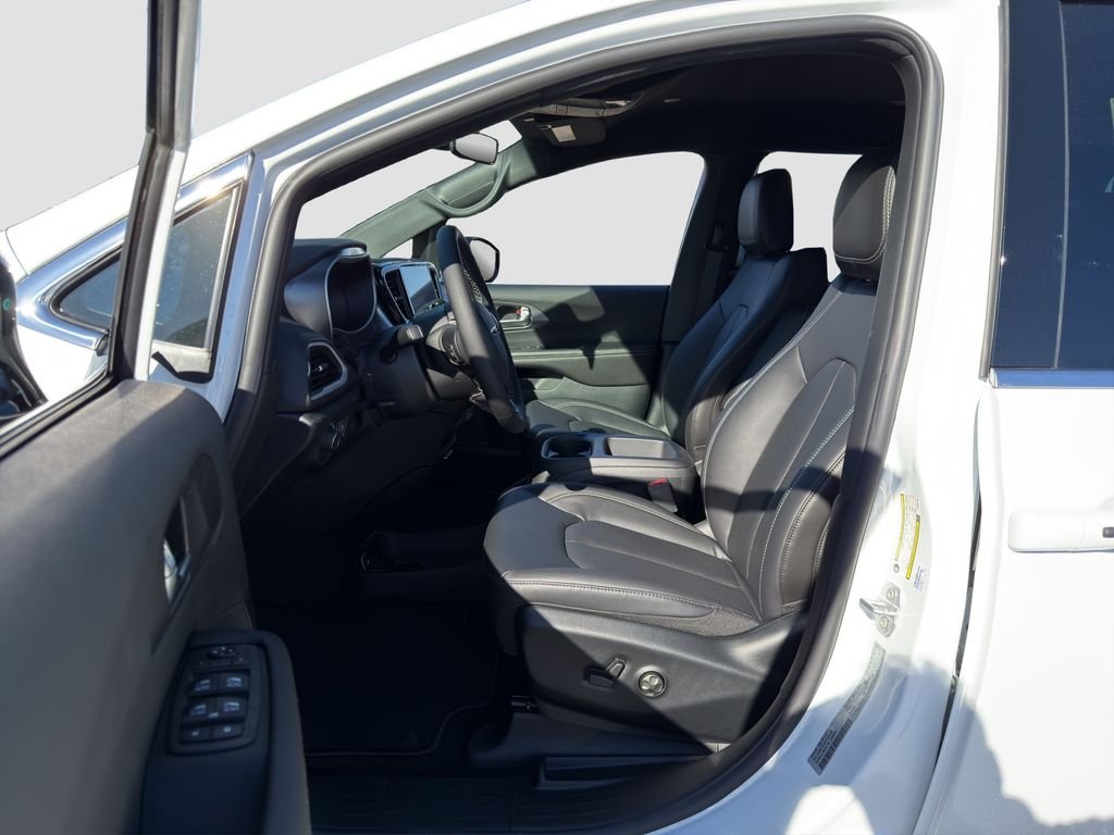 New 2026 Bright White Clear-Coat Exterior Paint Chrysler LX image 9