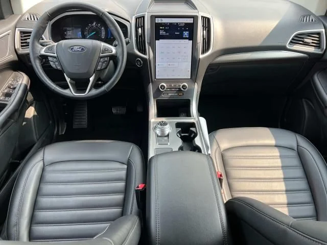 Used 2022 Black Ford SEL image 3