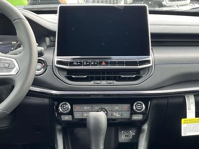 New 2026 Diamond Black Crystal Pearlcoat Jeep Latitude image 12