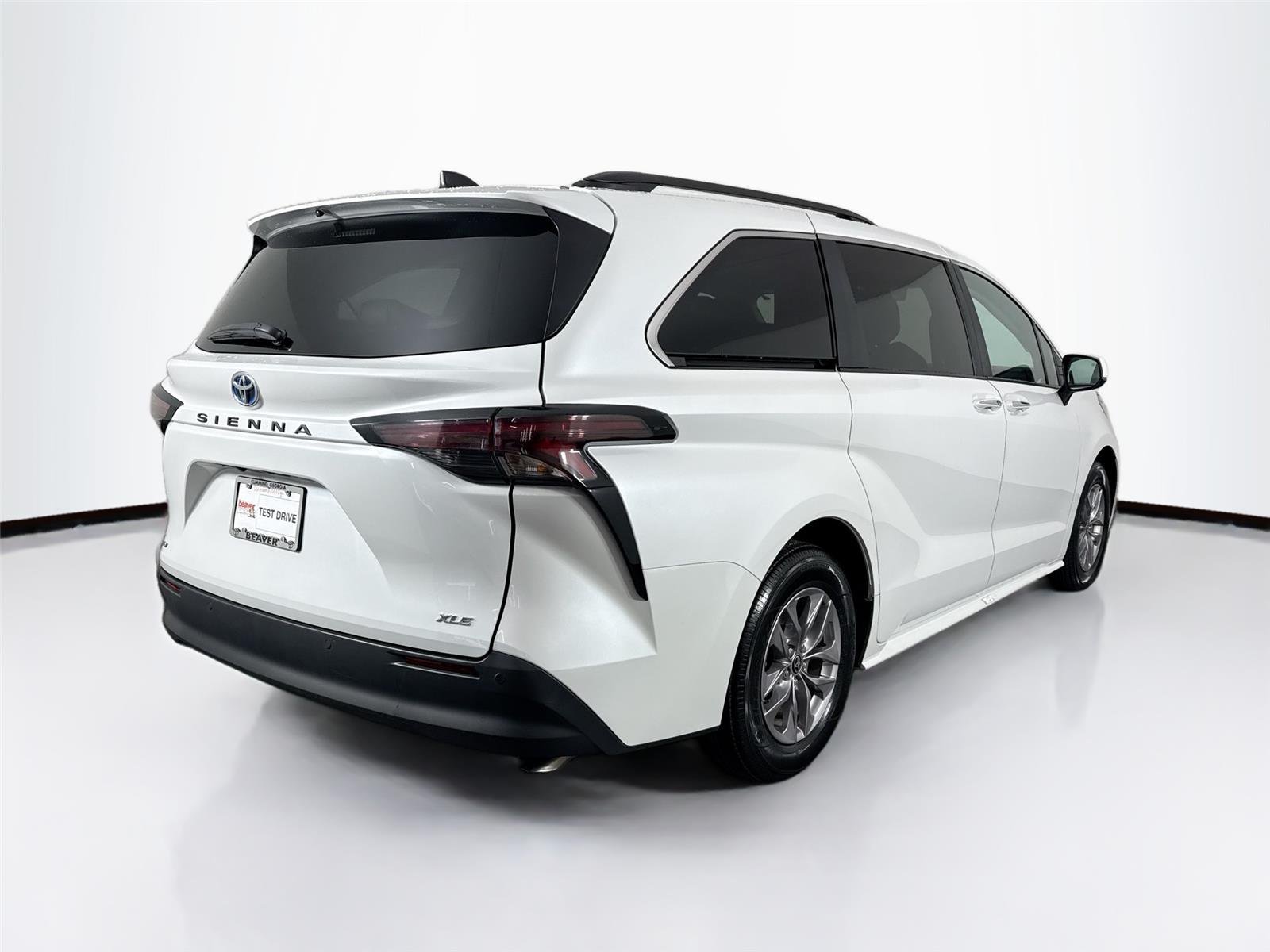 Used 2025 Wind Chill Pearl Toyota XLE 8-Passenger image 2