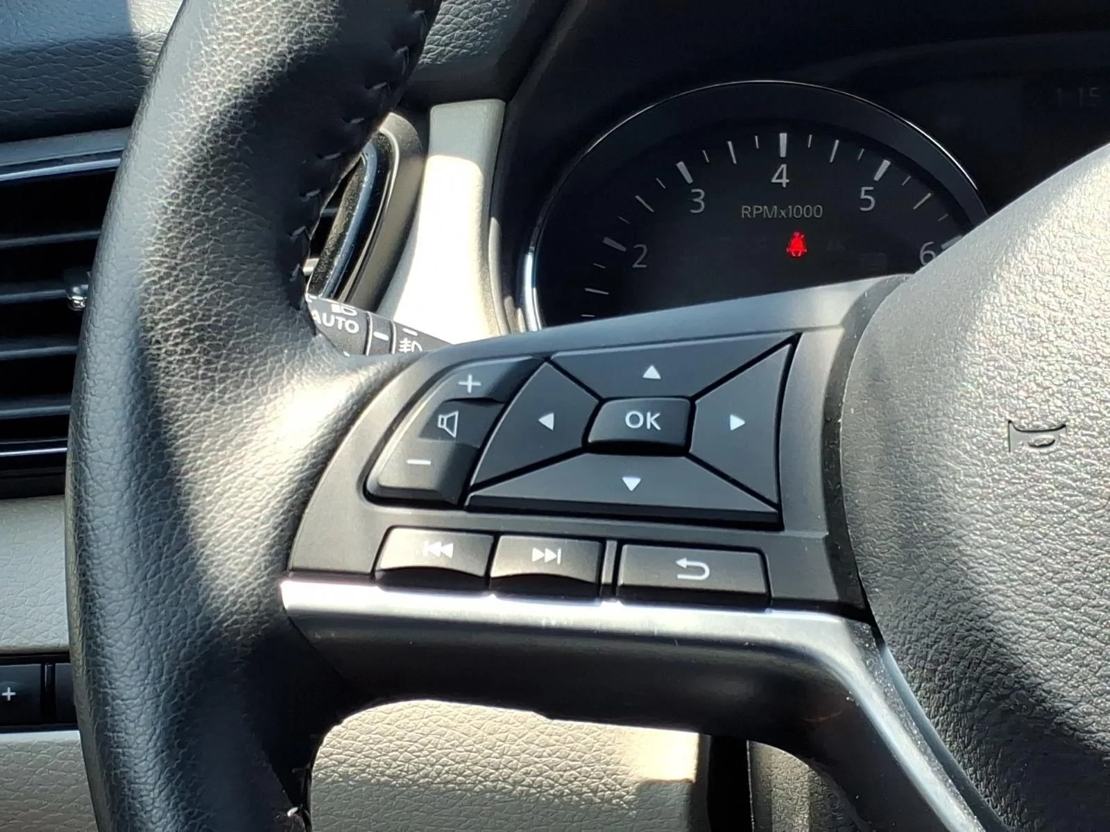 Used 2022 Pearl White Tricoat Nissan SL image 27