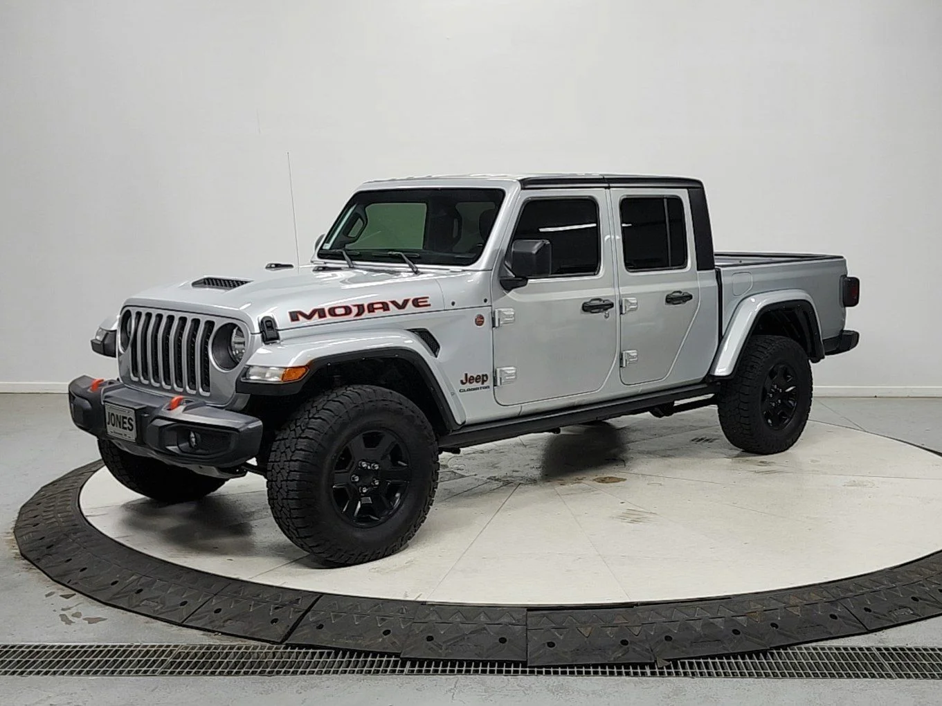Used 2022 Silver Jeep Mojave image 3