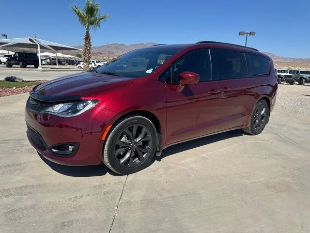 2018 Chrysler Pacifica Touring Plus's photo