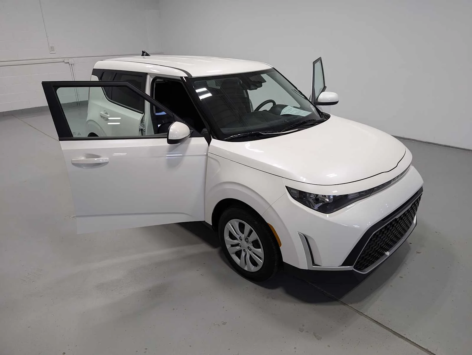 Certified Used 2025 Snow White Pearl Kia LX image 17