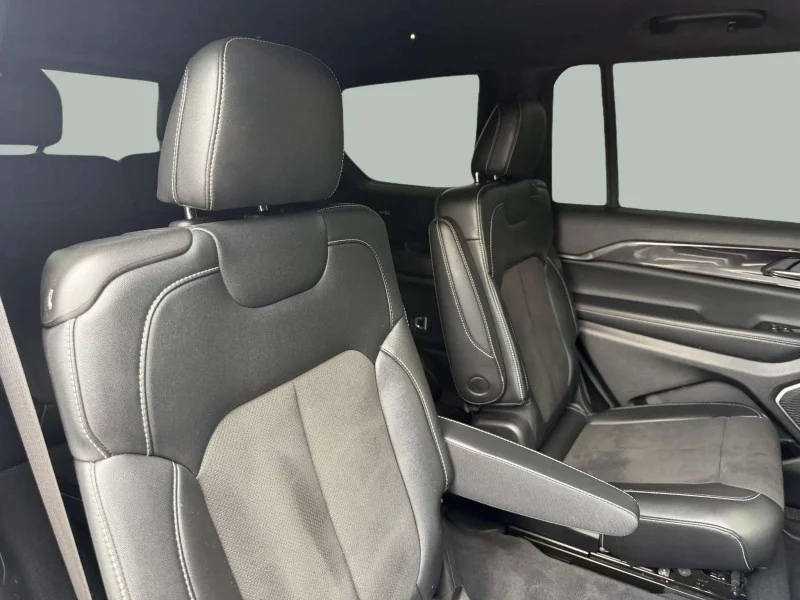 Used 2022  Jeep Laredo image 27