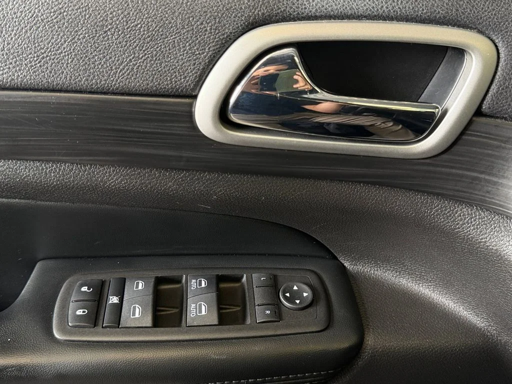 Used 2019 Gray Jeep Laredo E image 27
