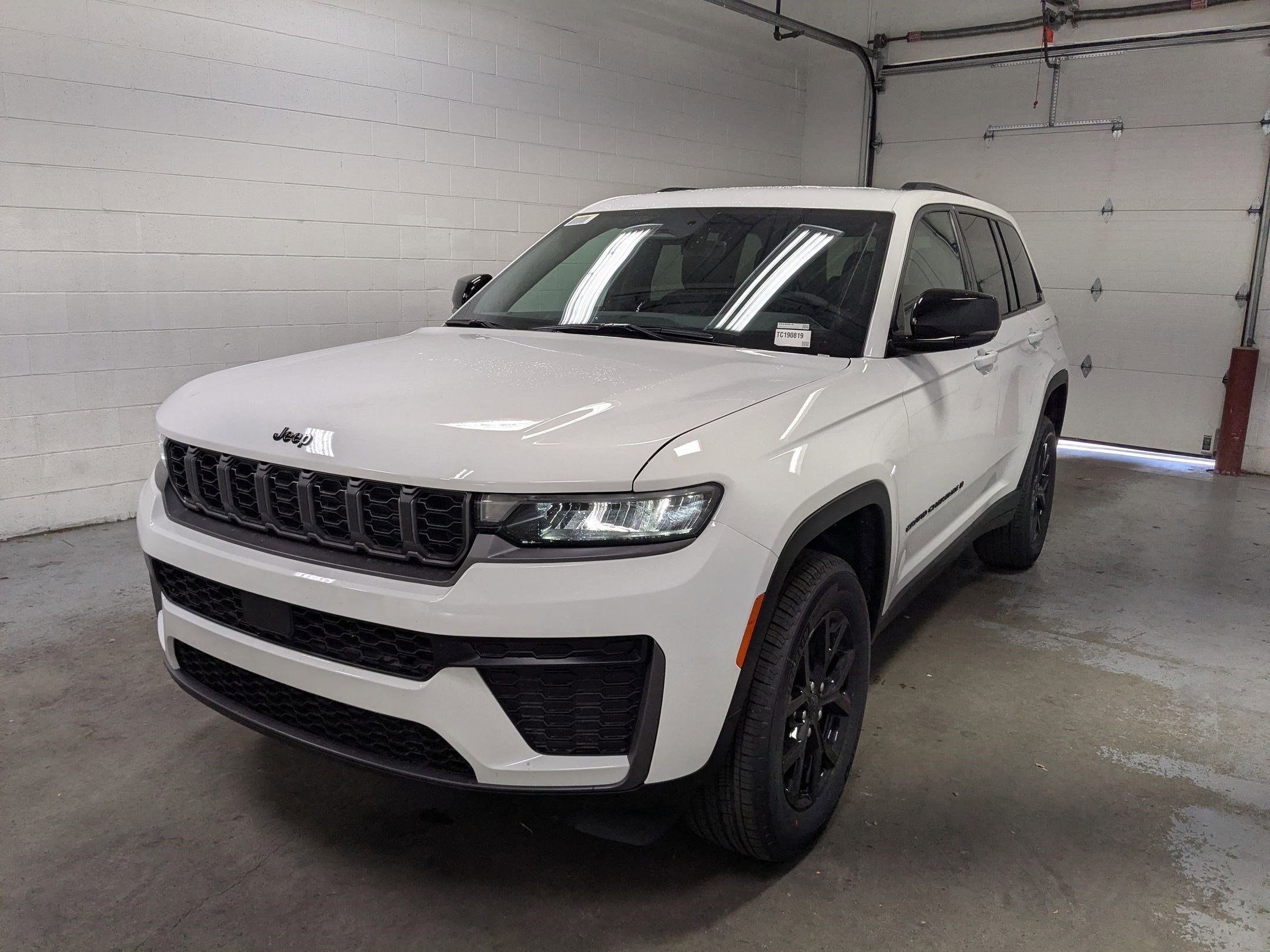 New 2026 Bright White Clear-Coat Exterior Paint Jeep Laredo Altitude image 9