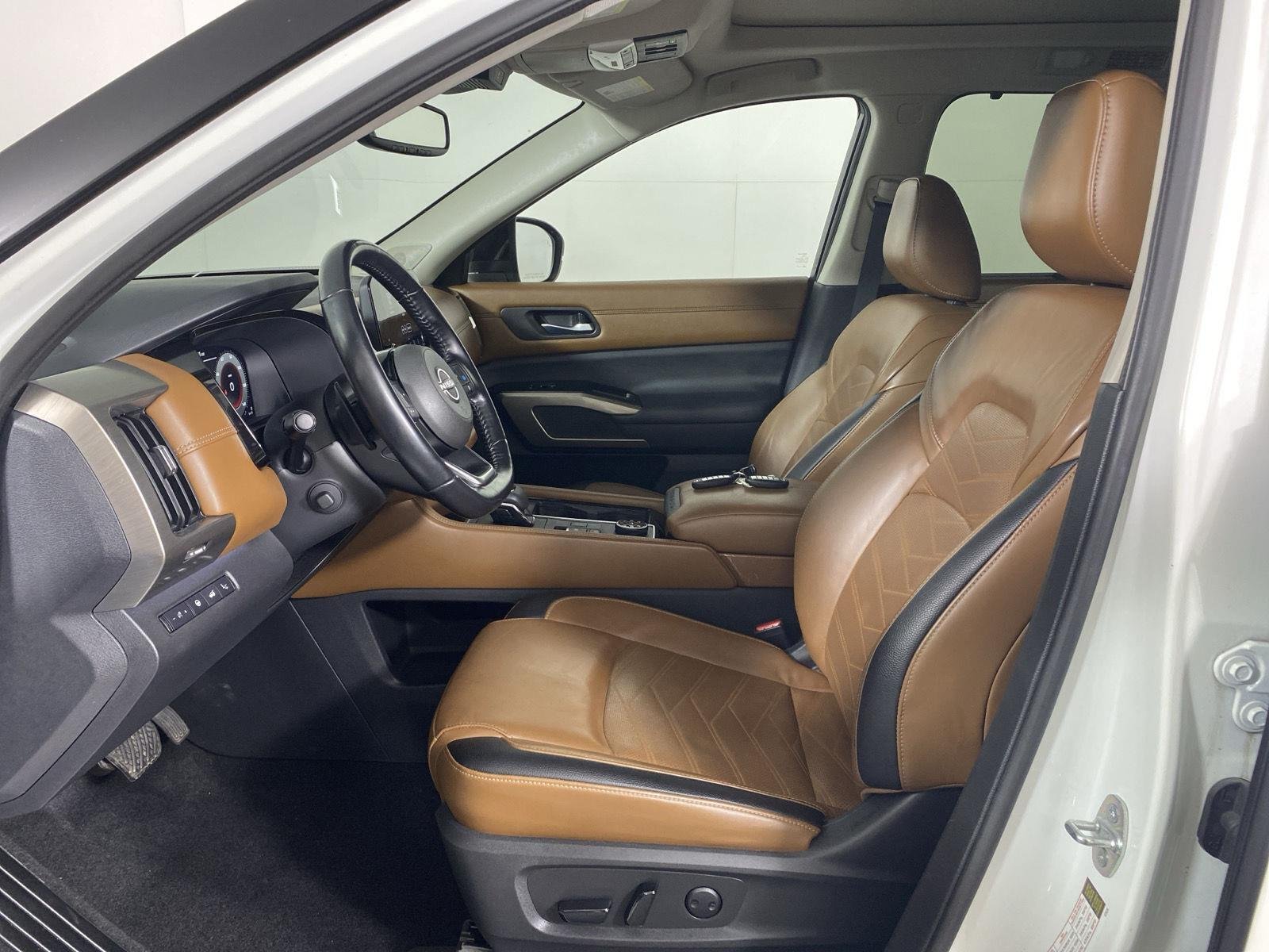 Used 2022 Pearl White Tricoat/Super Black Nissan Platinum image 13