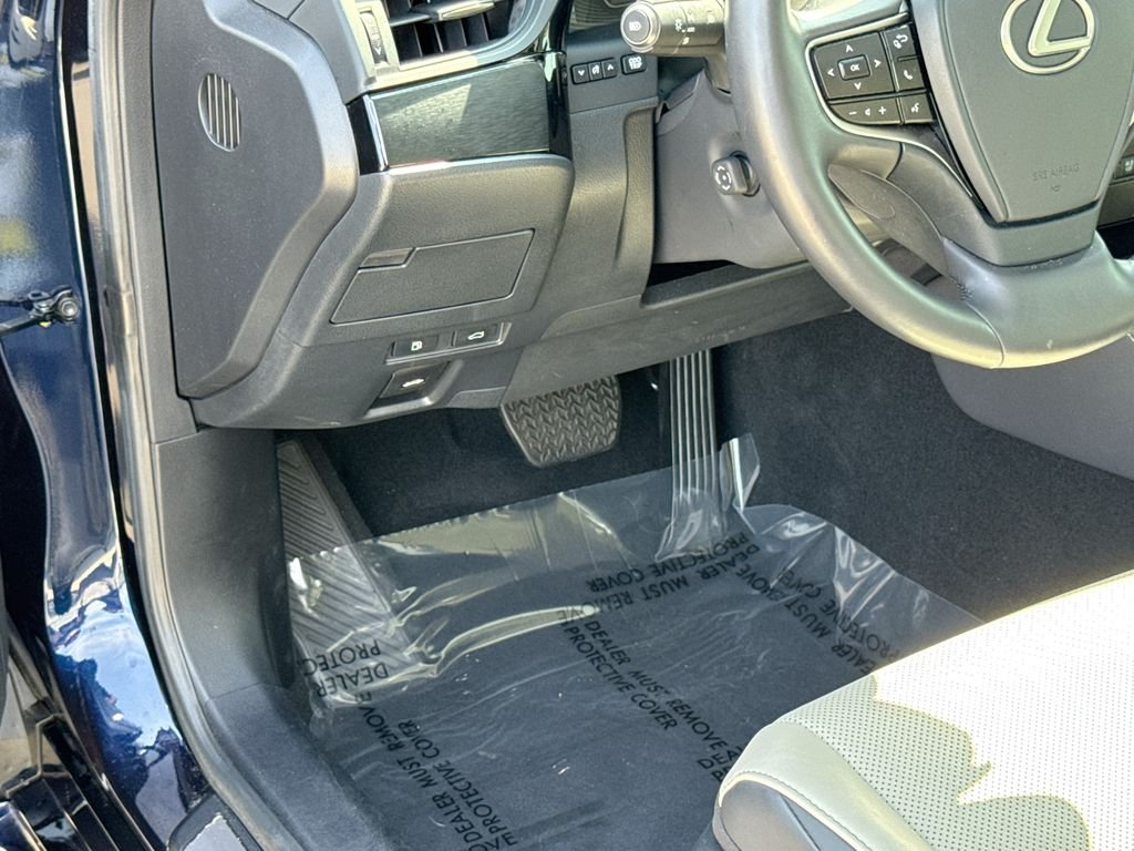 Used 2025  Lexus 350 image 17