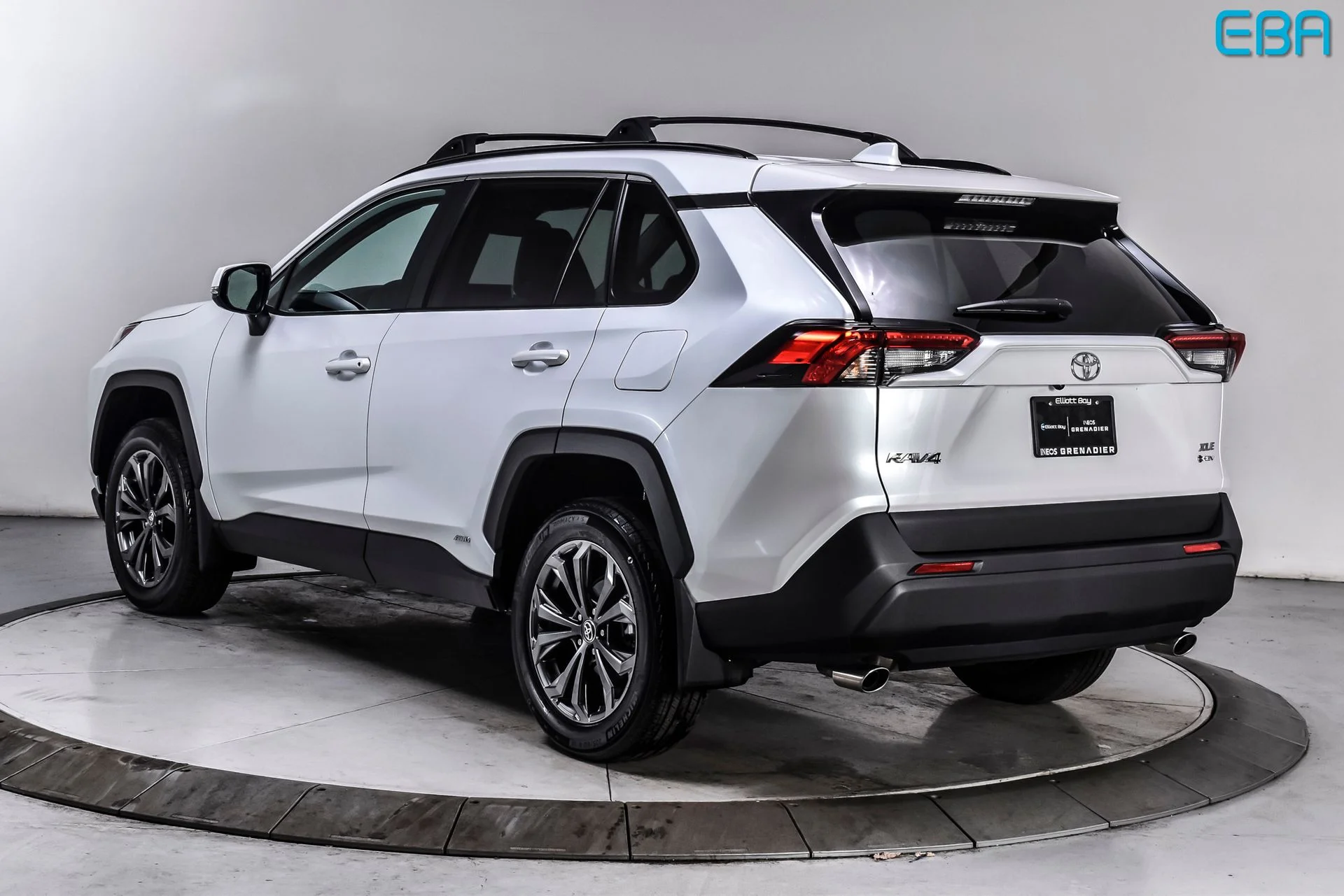 Used 2025 Pearl Toyota XLE Premium image 4