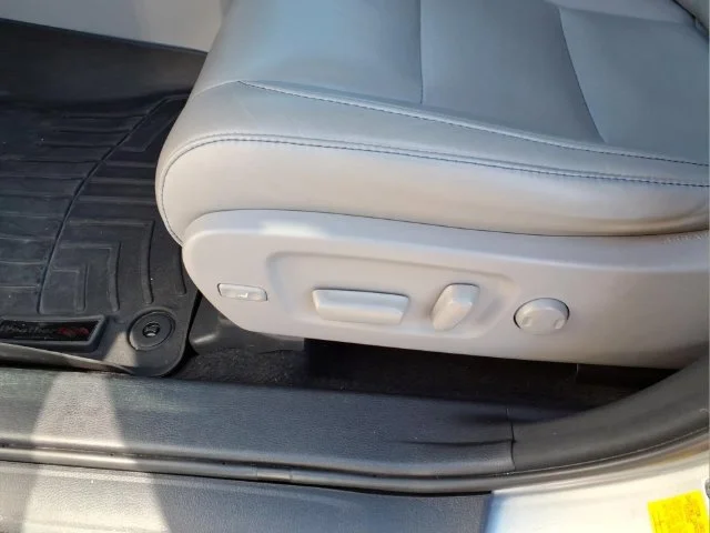 Used 2017 Silver Toyota XLE image 16
